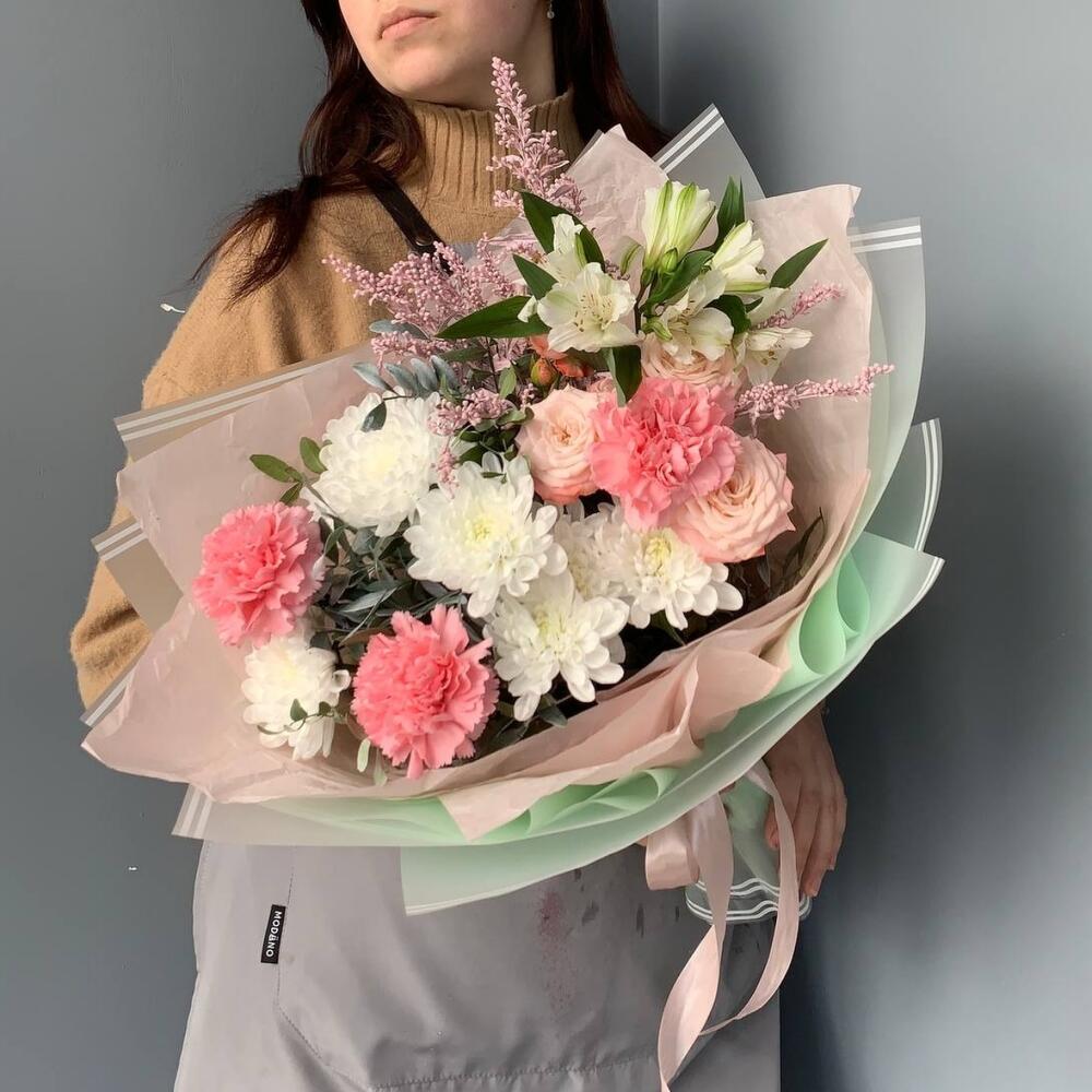 https://content2.flowwow-images.com/data/flowers/1000x1000/45/1742386426_54728245.jpg